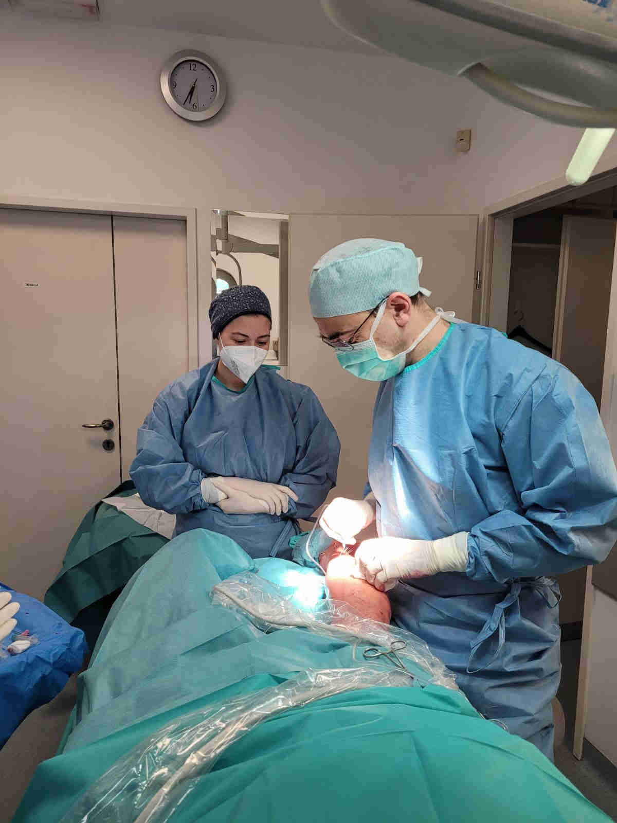 Lokalna anestezija ima številne prednosti pred splošno anestezijo, predvsem je operiranec kmalu pripravljen za odhod dmomov, kar predstavlja t.i. fast track surgery.